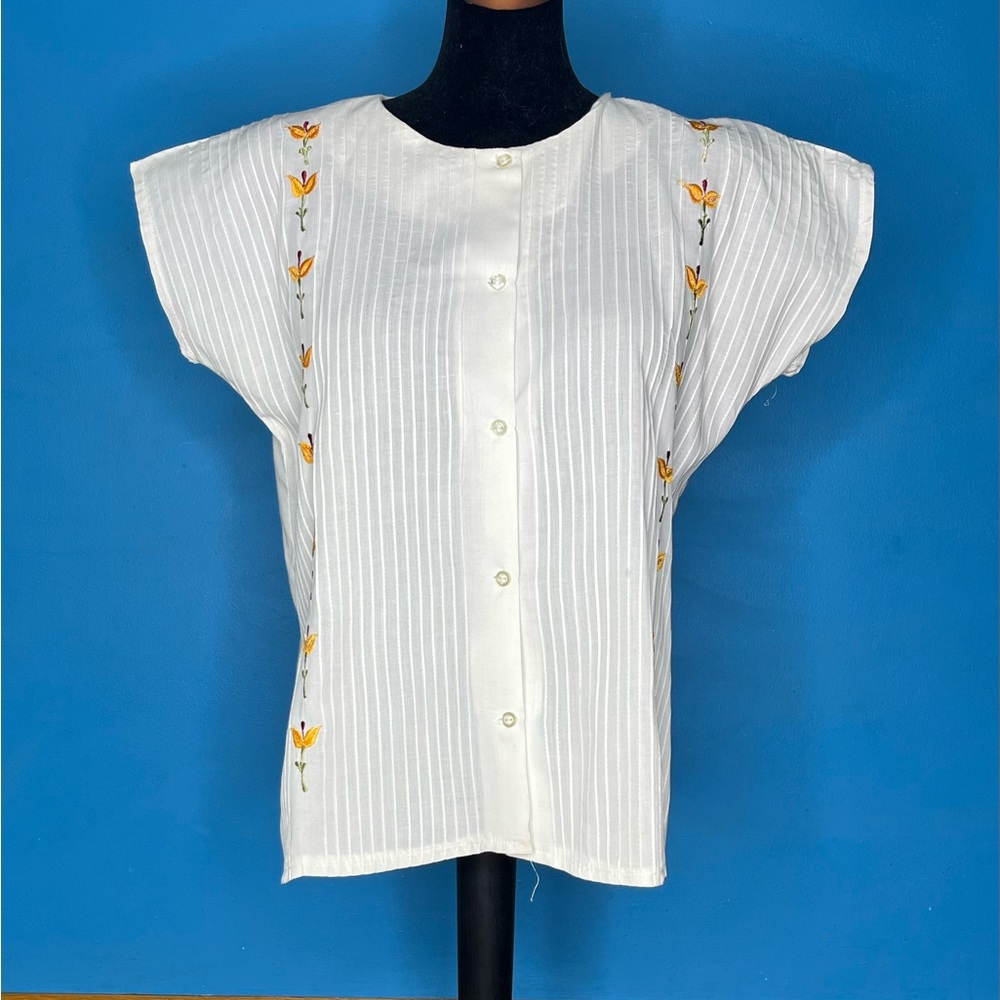 1960s white Floral Embroidered Button Down Blouse with micro pleats, small